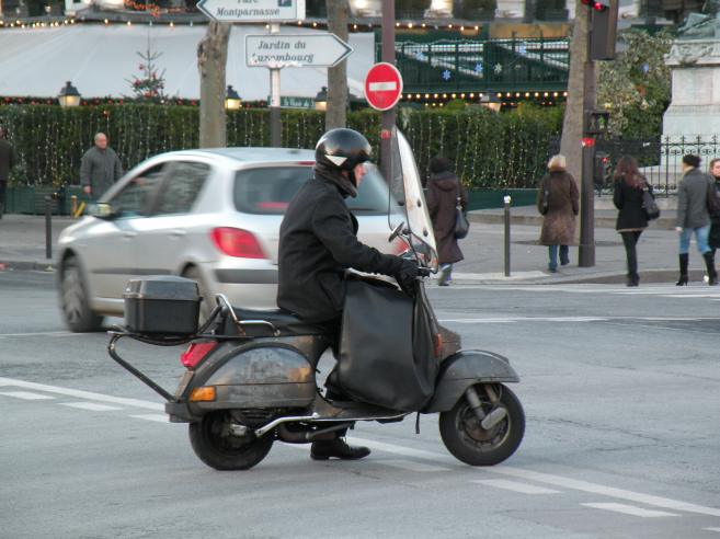  homme à scooter